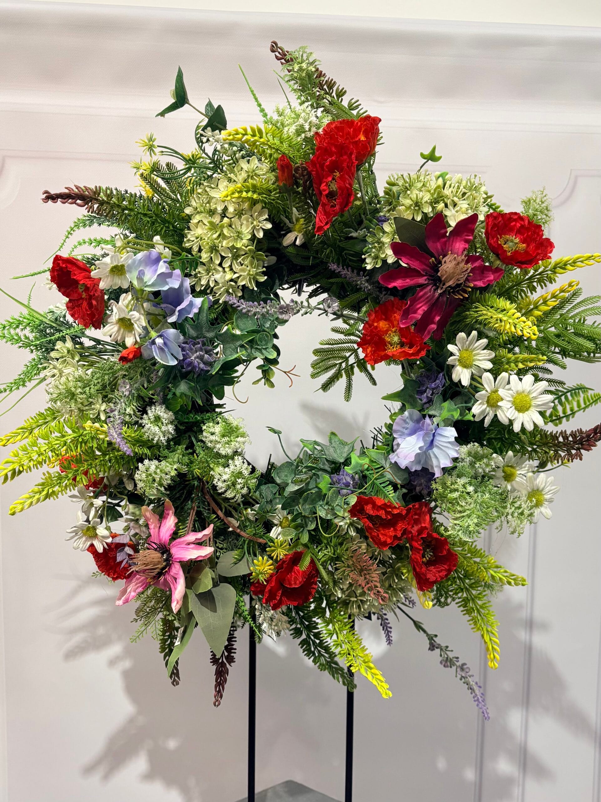 Kolorowy wianek z kwiatów sztucznych