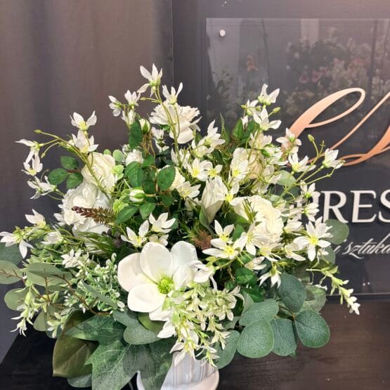 Kompozycja z kwiatów sztucznych biała harmonia