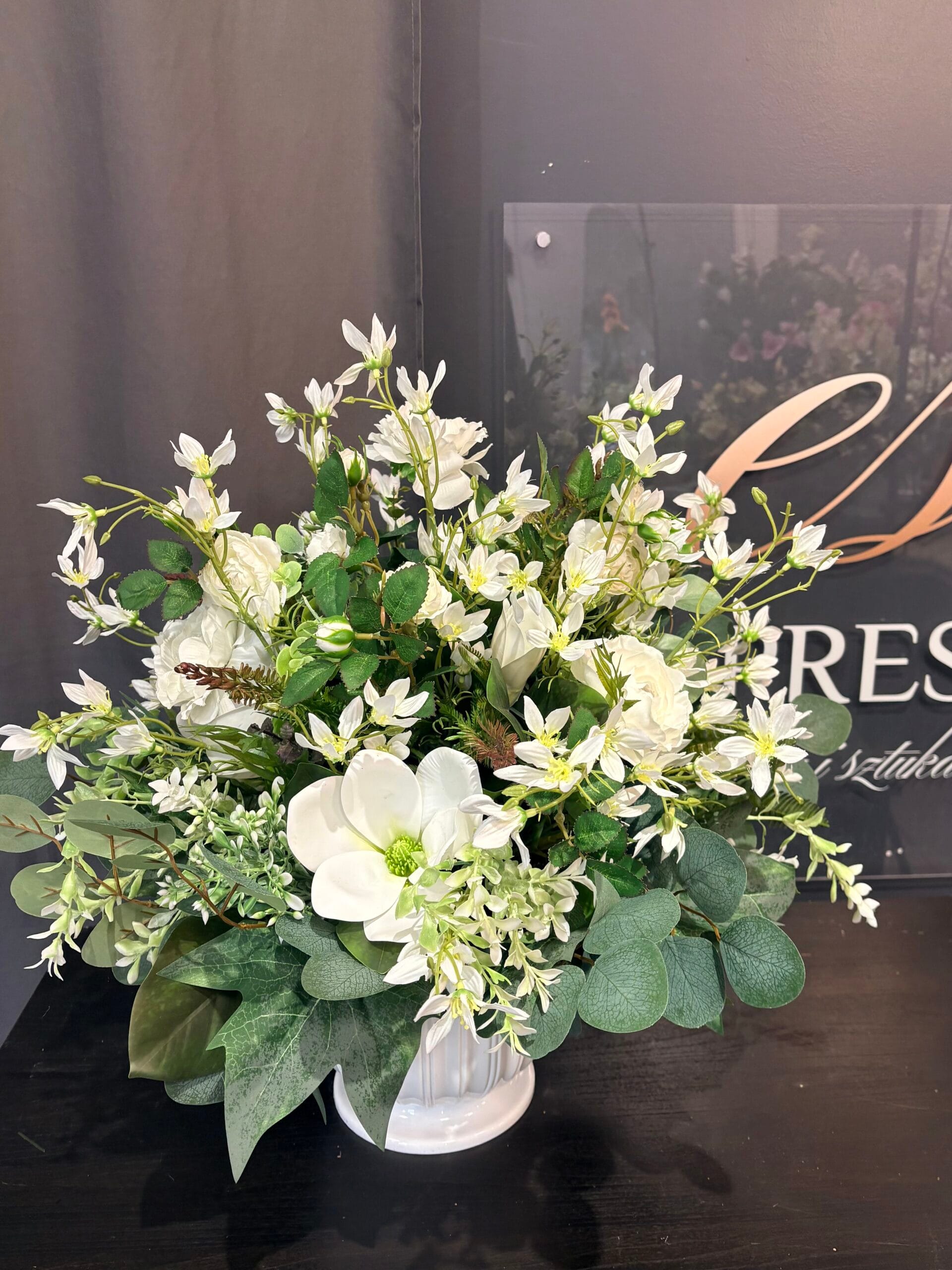 Kompozycja z kwiatów sztucznych biała harmonia