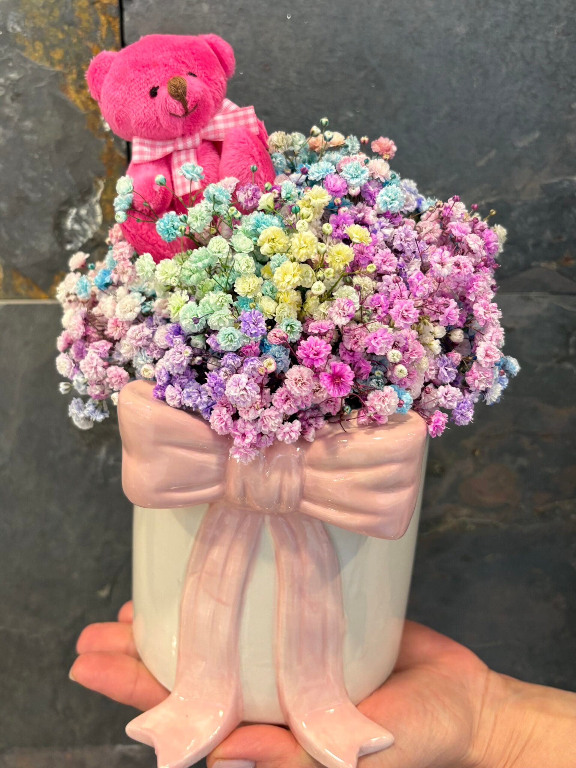 Ceramiczny flowerbox z kokardą i misiem