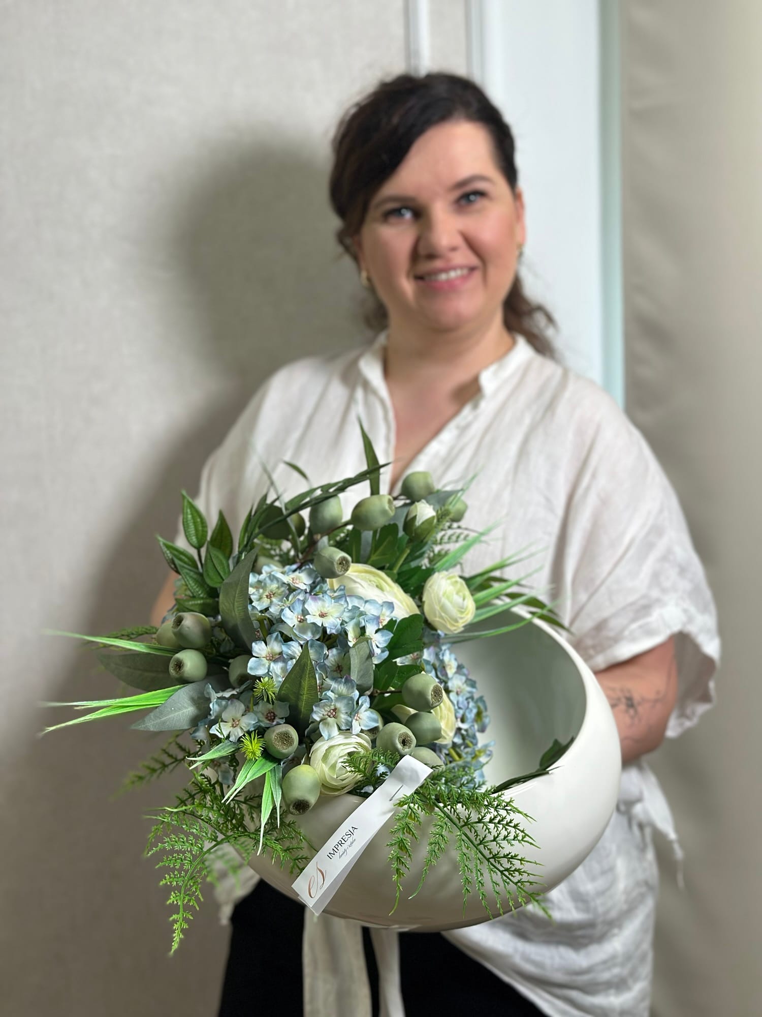 Kompozycja sztuczna w misie ceramicznej z owocami eukaliptusa - obrazek 3