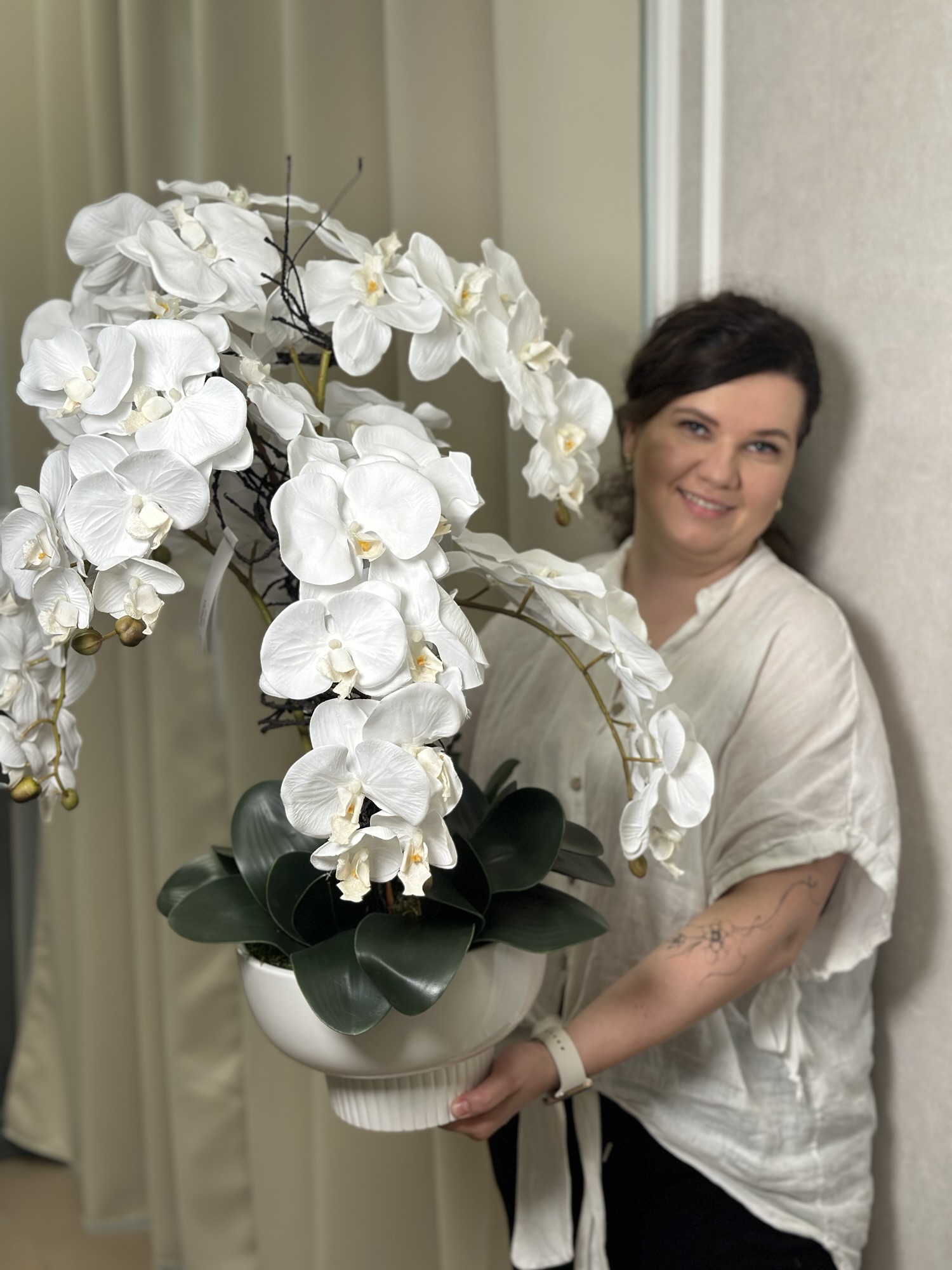 Kompozycja sztuczna w misie ceramicznej ze storczykami - obrazek 4
