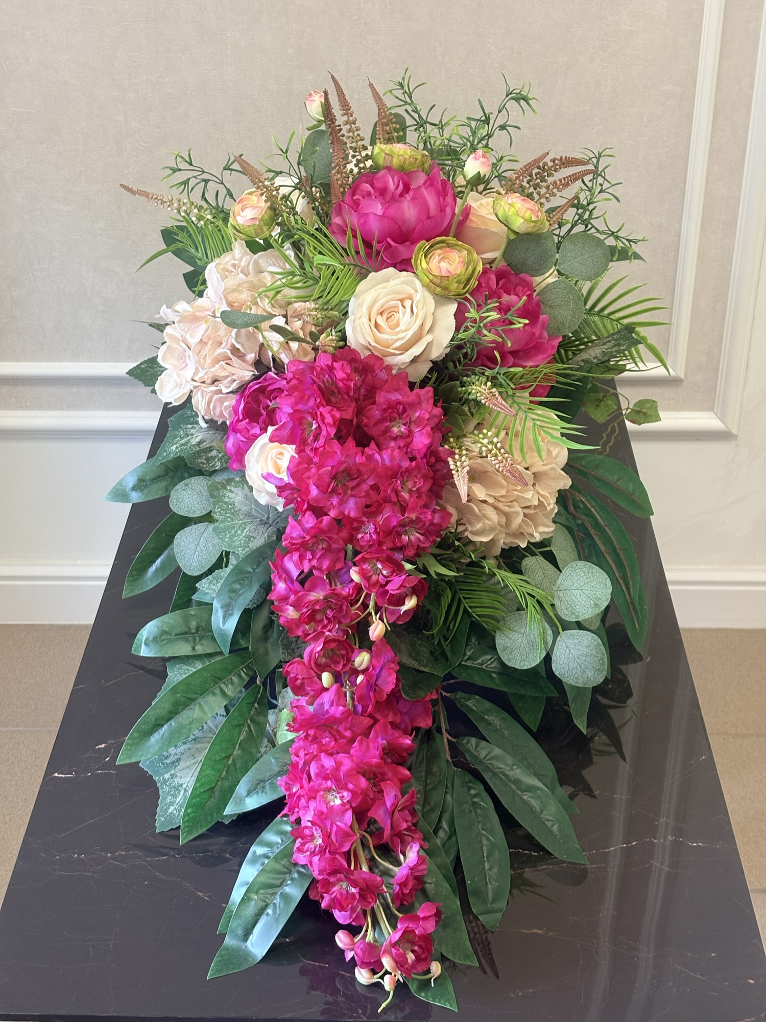 Kompozycja sztuczna z amarantową ostróżką - obrazek 3
