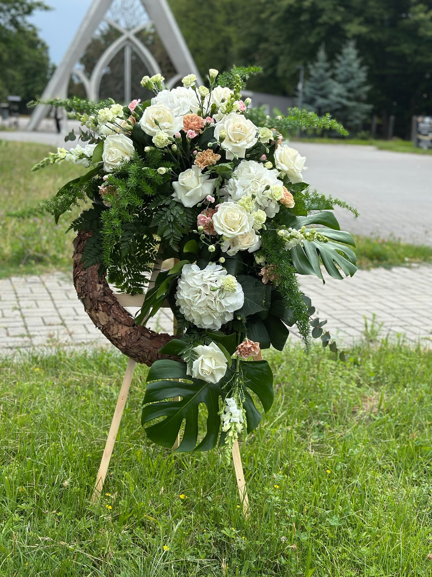 Wieniec z kwiatów żywych nowoczesna elegancja