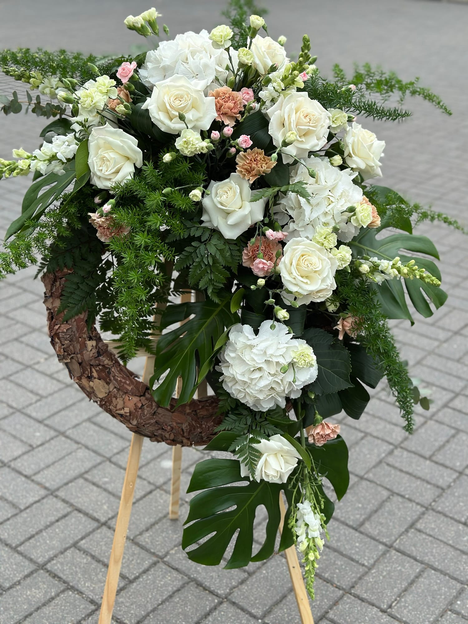 Wieniec z kwiatów żywych nowoczesna elegancja - obrazek 3