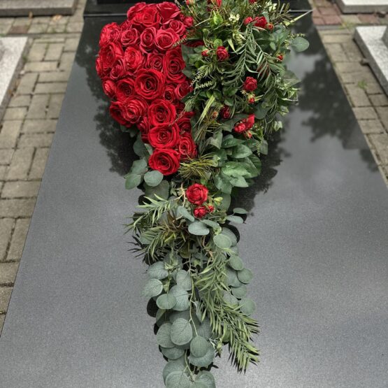 Kompozycja sztuczna czerwone serce na drewnianym stelażu