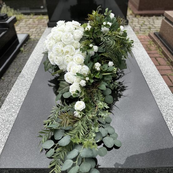 Kompozycja białe serce na drewnianym stelażu