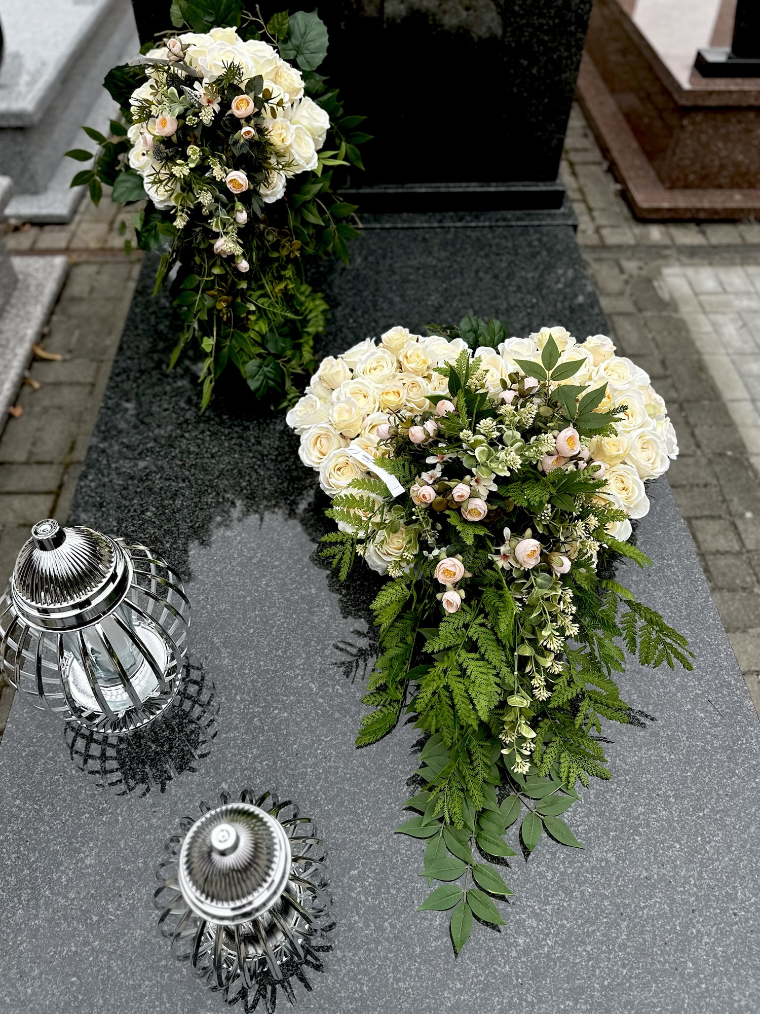 Kompozycja sztuczna nagrobna kremowe serce z róż z bukietem pośrodku img_8029