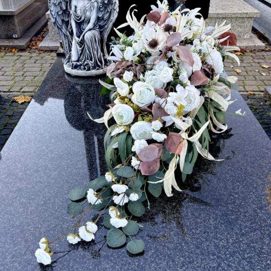 Kompozycja nagrobna z delikatną białą różyczką gałązkową Kompozycja nagrobna z delikatną białą różyczką gałązkową