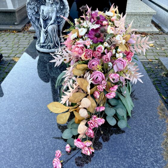 Kompozycja nagrobna z delikatną różową różyczką gałązkową Kompozycja nagrobna z delikatną różową różyczką gałązkową