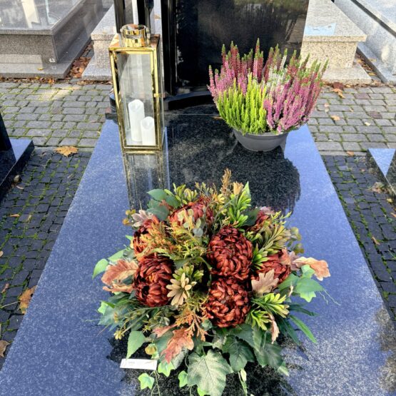 Kompozycja nagrobna kopułka z brązową chryzantemą Kompozycja nagrobna kopułka z brązową chryzantemą