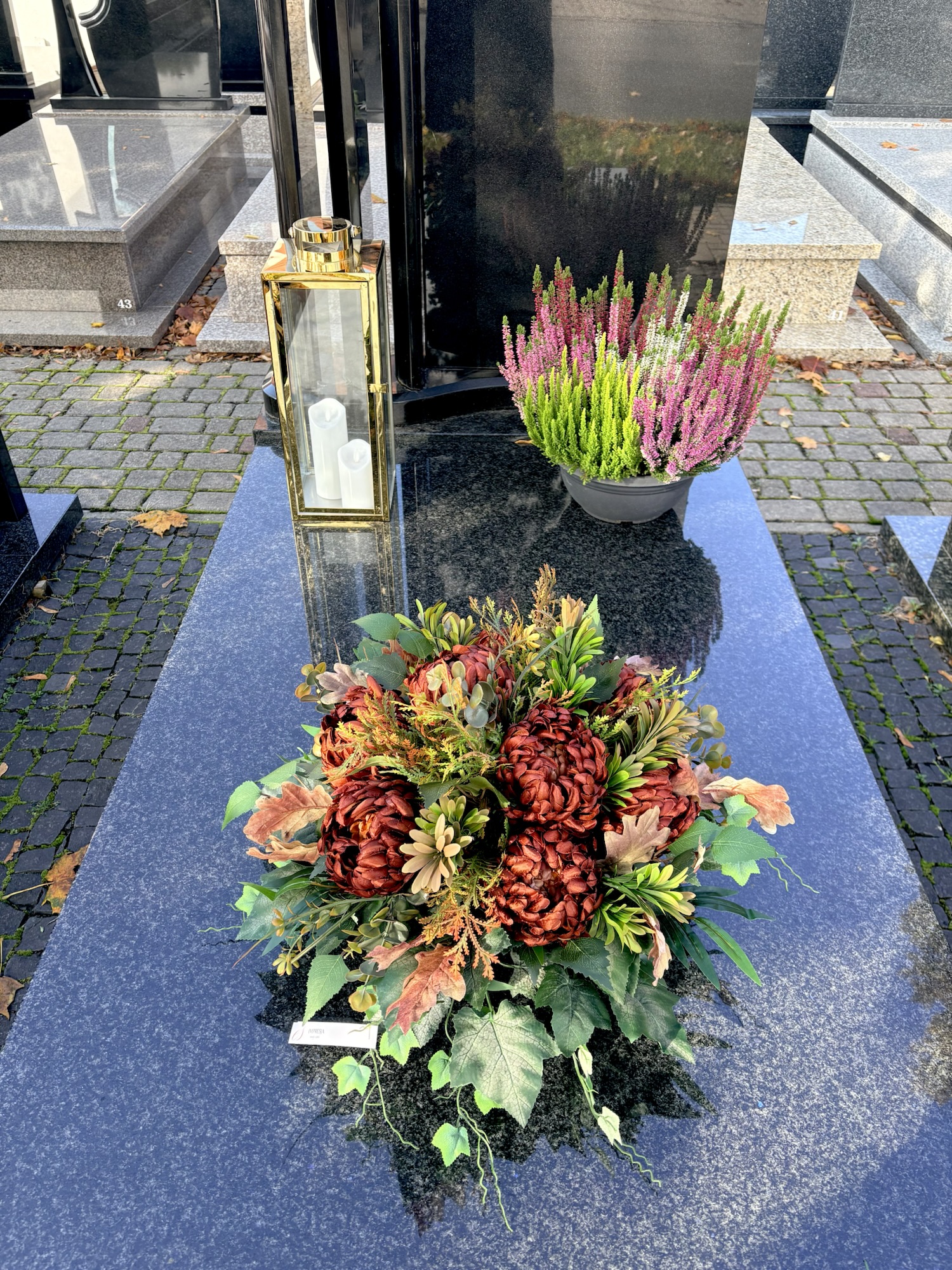 Kompozycja nagrobna kopułka z brązową chryzantemą img_0784