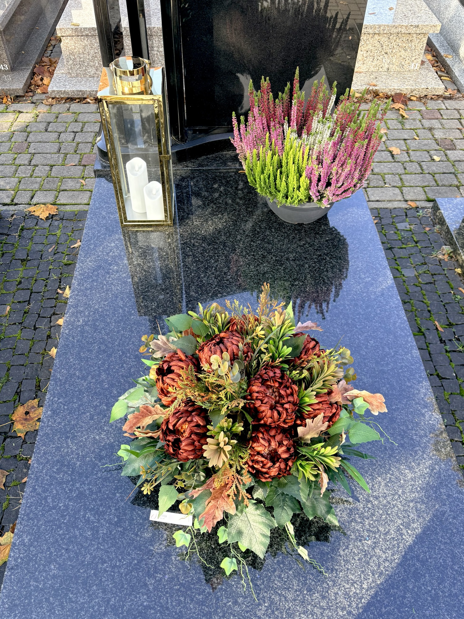 Kompozycja nagrobna kopułka z brązową chryzantemą img_0786