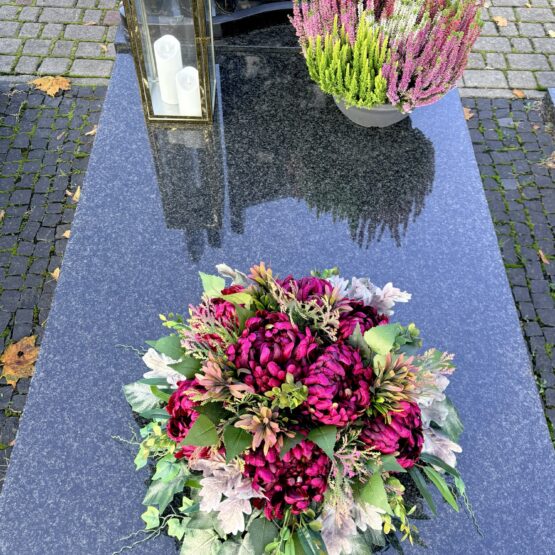 Kompozycja nagrobna kopułka z burgundową chryzantemą Kompozycja nagrobna kopułka z burgundową chryzantemą