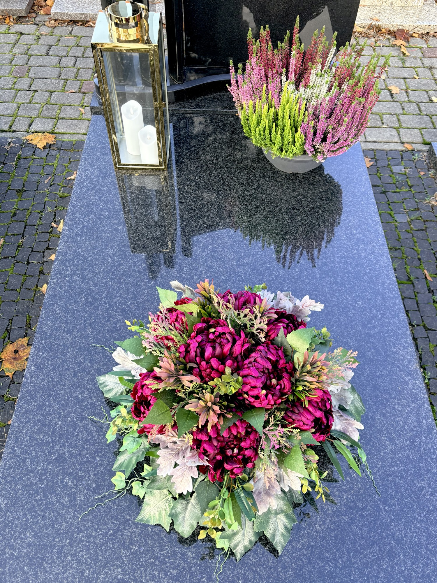 Kompozycja nagrobna kopułka z burgundową chryzantemą img_0798