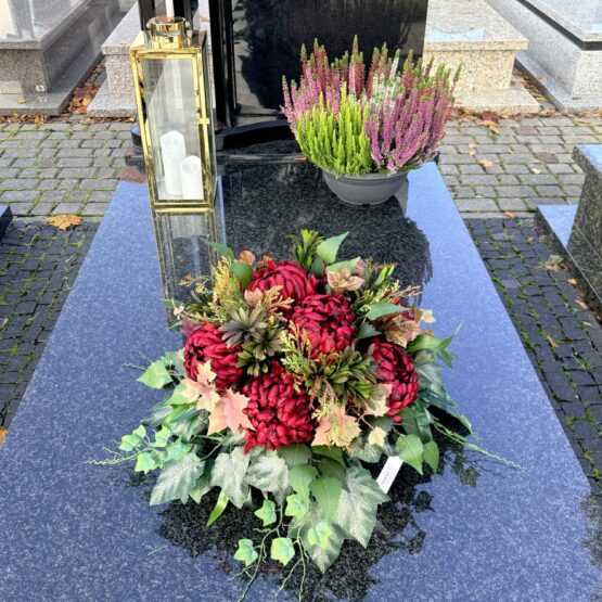 Kompozycja nagrobna kopułka z bordową chryzantemą Kompozycja nagrobna kopułka z bordową chryzantemą