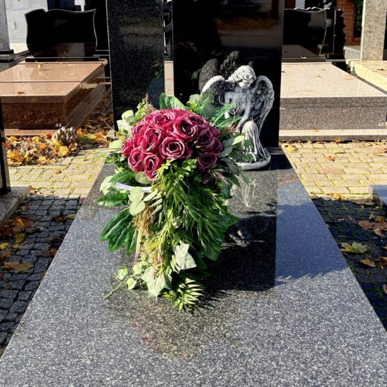 Kompozycja nagrobna kula z brudno fioletowych róż w donicy na nóżce Kompozycja nagrobna kula z brudno fioletowych róż w donicy na nóżce