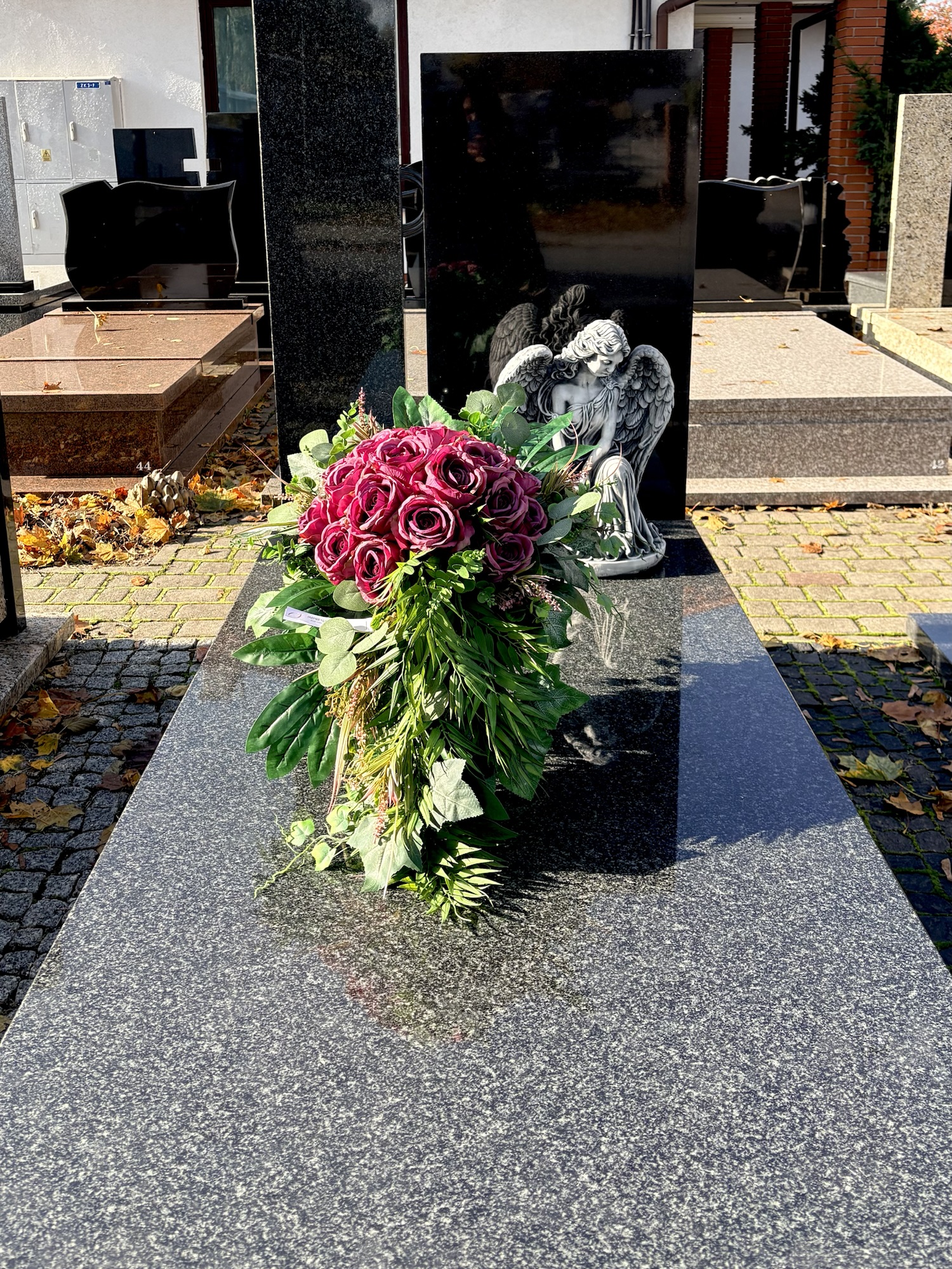 Kompozycja nagrobna kula z brudno fioletowych róż w donicy na nóżce img_0974