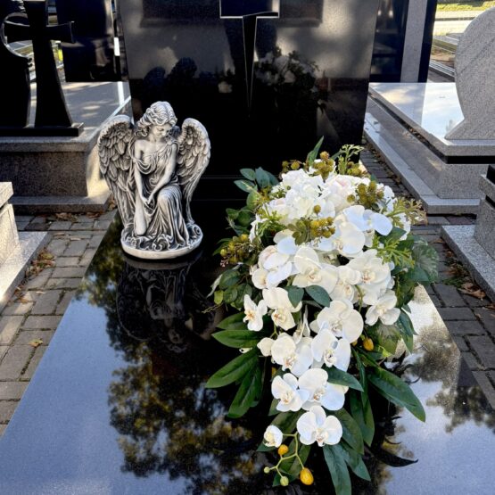 Kompozycja sztuczna nagrobna z białymi storczykami Kompozycja sztuczna nagrobna z białymi storczykami