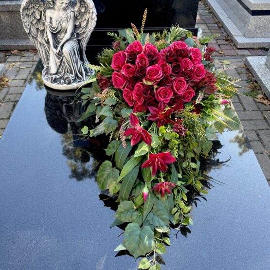Kompozycja sztuczna nagrobna burgundowe serce z clematisem Kompozycja sztuczna nagrobna burgundowe serce z clematisem