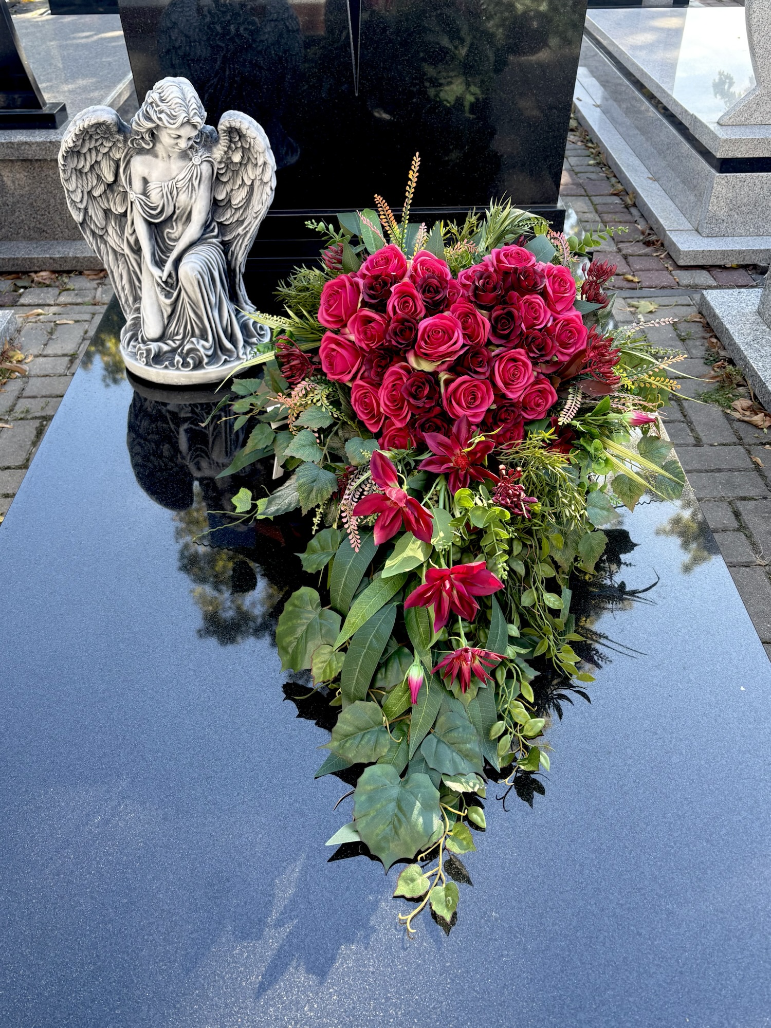 Kompozycja sztuczna nagrobna burgundowe serce z clematisem img_5280