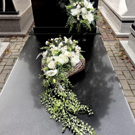 Komplet nagrobny biały w sercu z bielonych pędów Komplet nagrobny biały w sercu z bielonych pędów