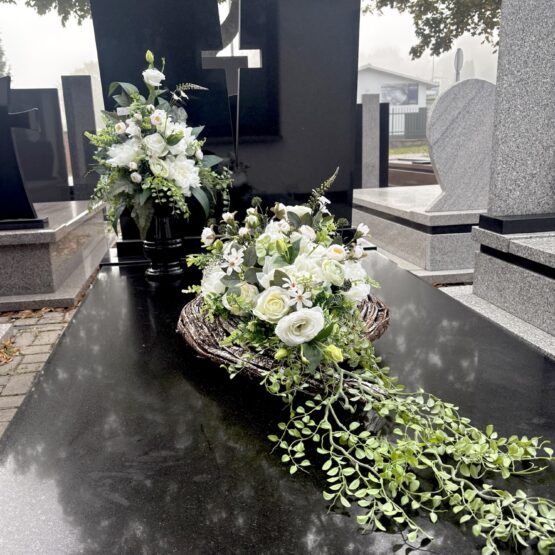 Komplet nagrobny biały w sercu z bielonych pędów Komplet nagrobny biały w sercu z bielonych pędów