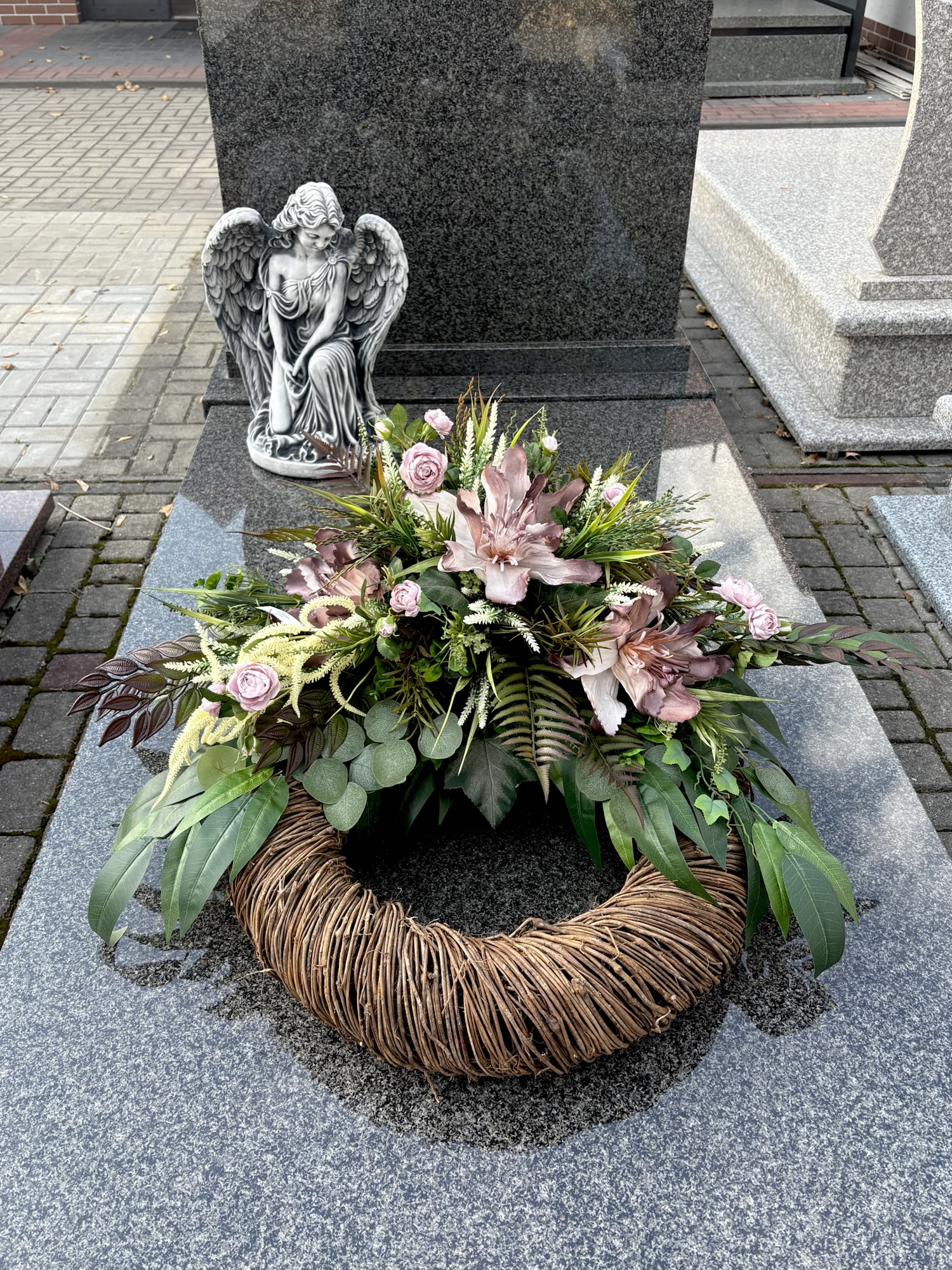 Kompozycja sztuczna nagrobna na wiklinowym kole img_5464