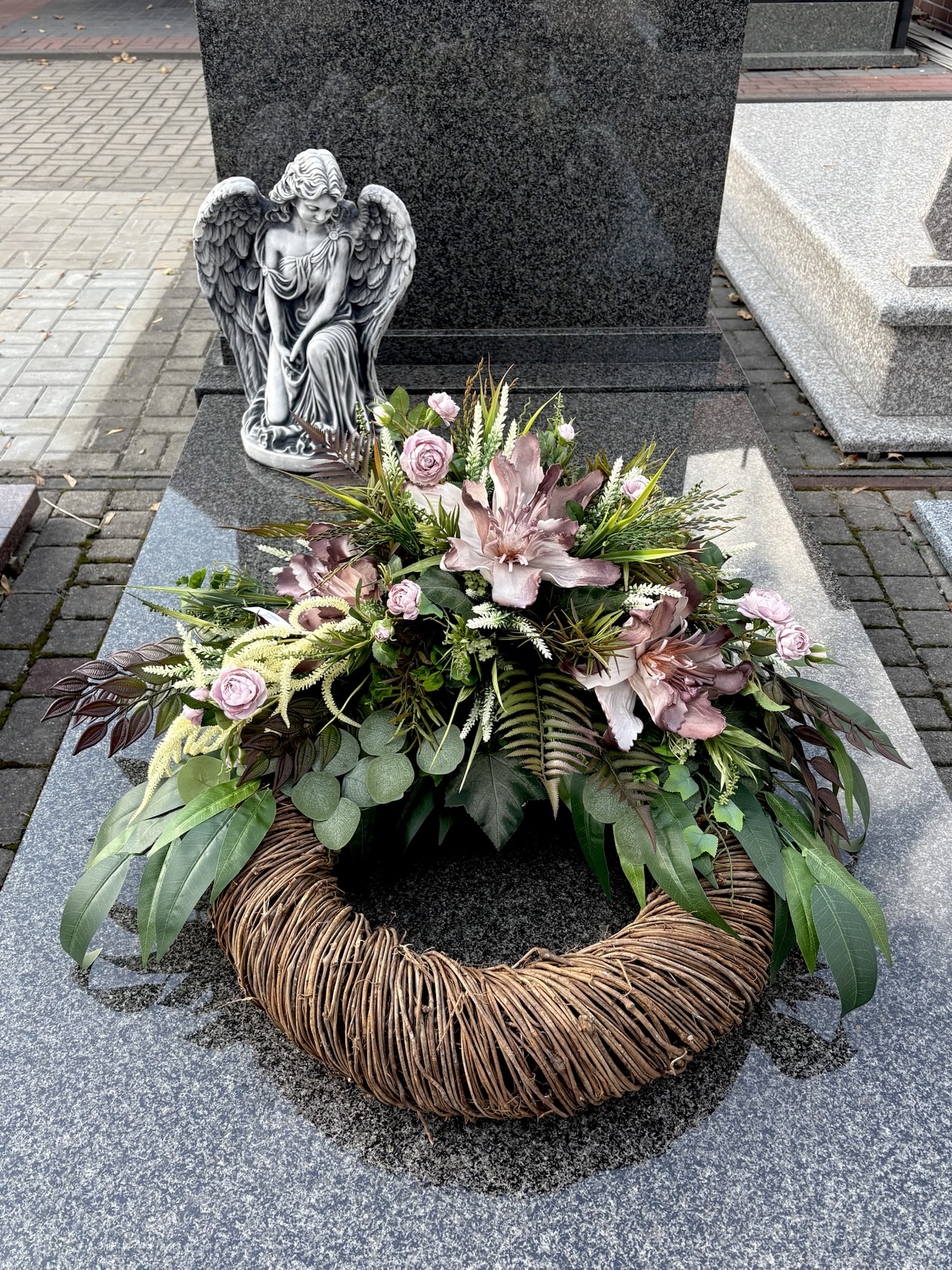Kompozycja sztuczna nagrobna na wiklinowym kole img_5465