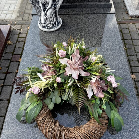 Kompozycja sztuczna nagrobna na wiklinowym kole Kompozycja sztuczna nagrobna na wiklinowym kole